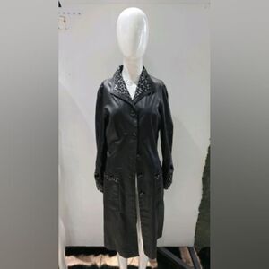Chic Black Trench Coat with Patterned Collar